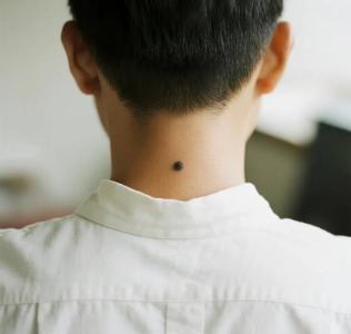 后頸有痣的男人