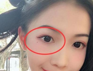 女人臉上的三顆桃花痣