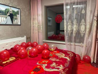 夫妻的結婚照掛在臥室的哪里好  擺在床頭添丁添福