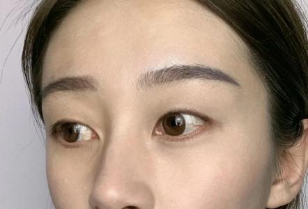 眉毛離眼睛遠的女人
