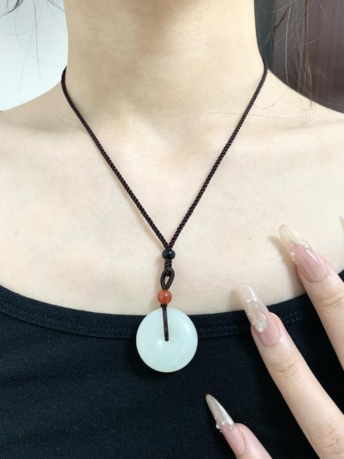 女士戴平安扣好嗎 提升氣質辟邪擋災