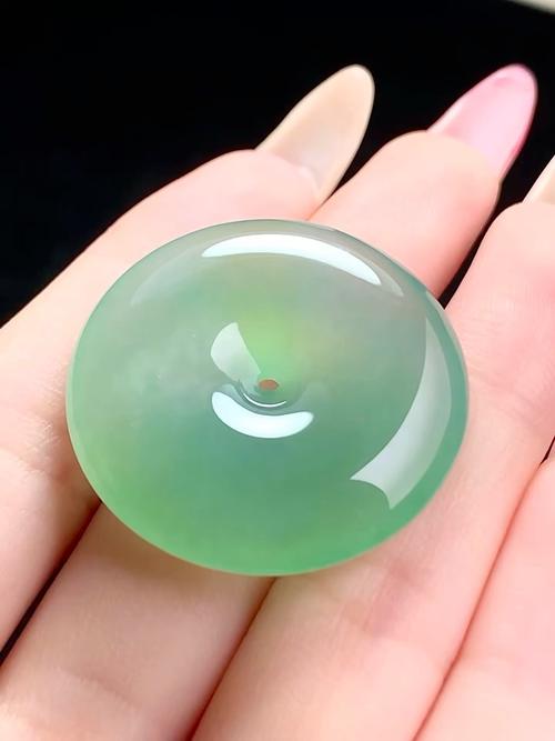 平安扣翡翠什么顏色的最好  玻璃艷綠