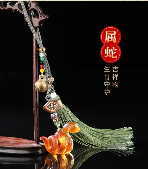 77年屬蛇人車里放什么好 77年的蛇車上掛什么好