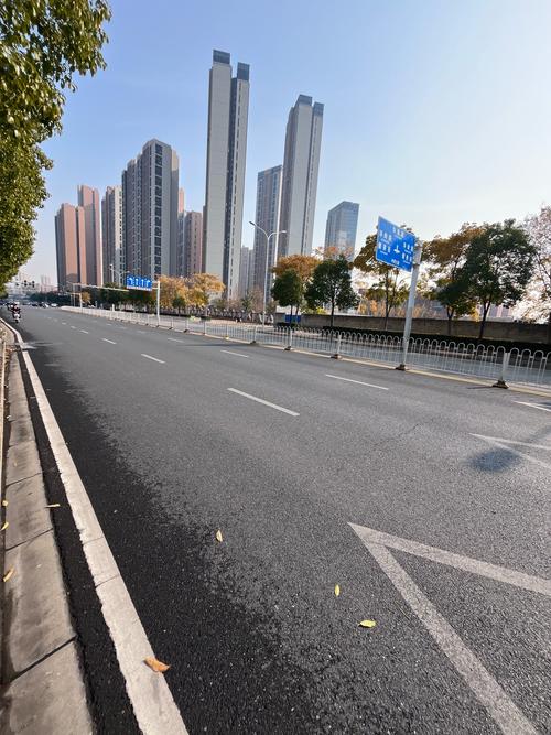 大樓是不是離馬路越近越好