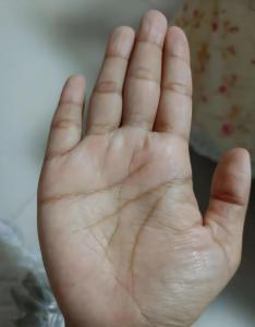 女人手掌厚福多嗎