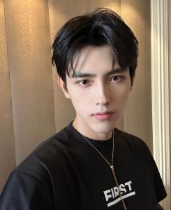 下巴尖的男人