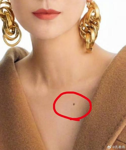 女人鎖骨上有痣