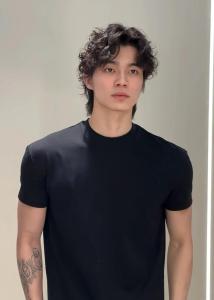 頭發自然卷的男人性格 桃花運如何