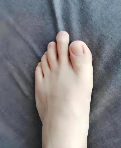 二腳趾長的女人