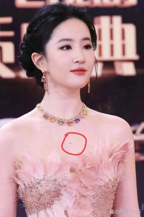 女生胸口有痣