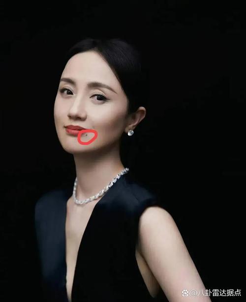 女人下嘴唇有痣