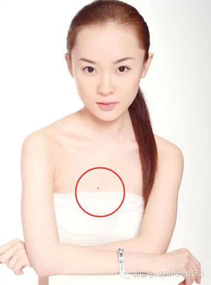 女孩兩只胸中間有痣