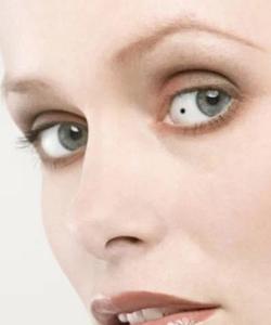 眼白有痣的女人